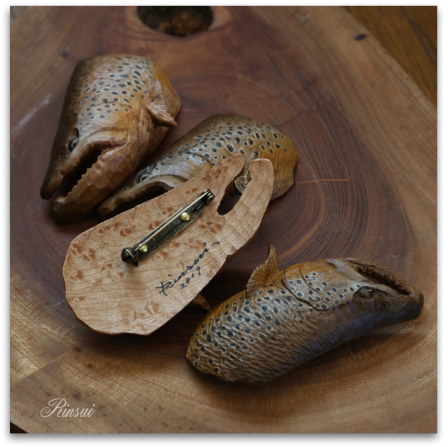 2008 鱗水の木彫魚 top